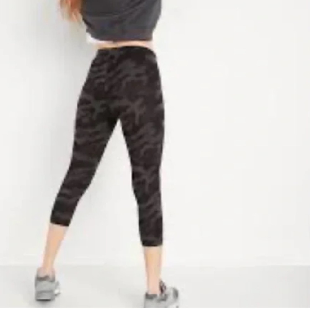 Old Navy Women’s Dark Camouflage Print Leggings - High Rise Cropped ack - Picture 2 of 5